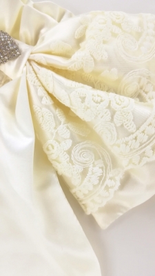 Бант атласный молочный